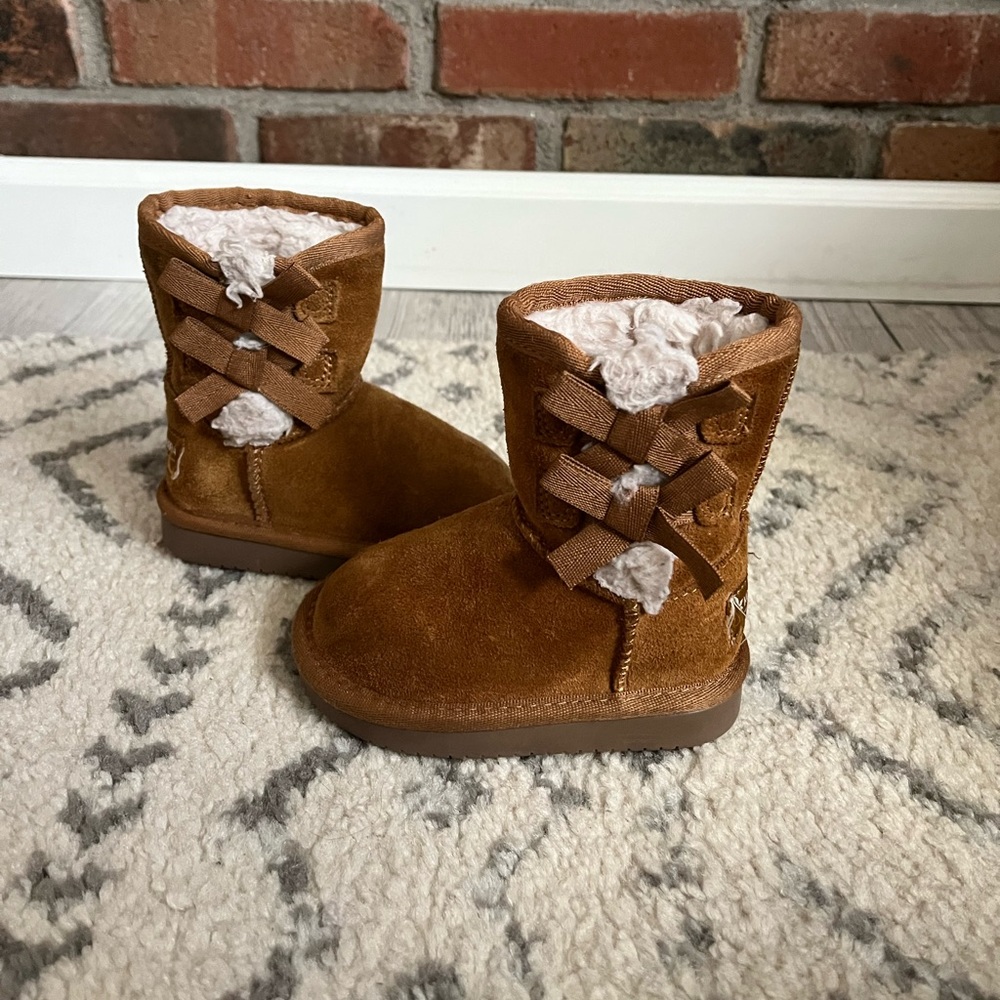 Cute Toddler Uggs Camel in Size 5